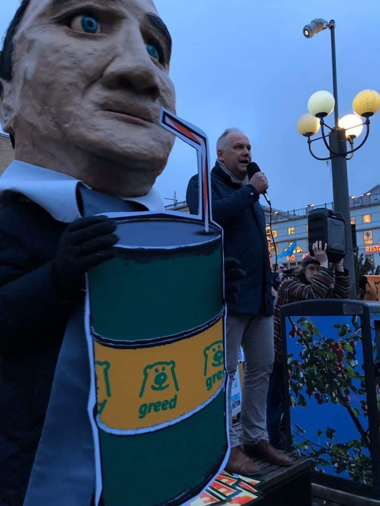EN karikatyr av Stefan Löfven förgrund samt vänsterpartiets talesperson i bakgrunden Jonas Sjöstedt