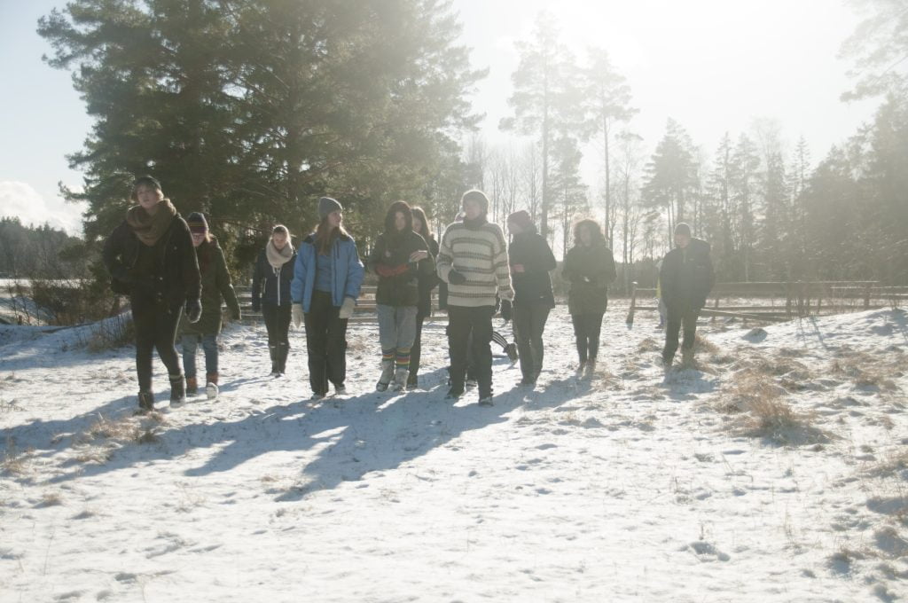 Distriktets fältbiolofer på vinterpromenad i snön