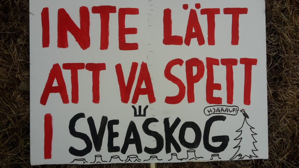 Text målad på plakat Inte lätt att vara spett i Sveaskog