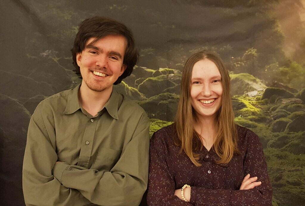 Leo Rudberg och Lovisa Roos skogig bakgrund
