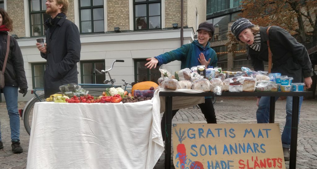 Lunds fältbiologer delar ut mat på ett torg