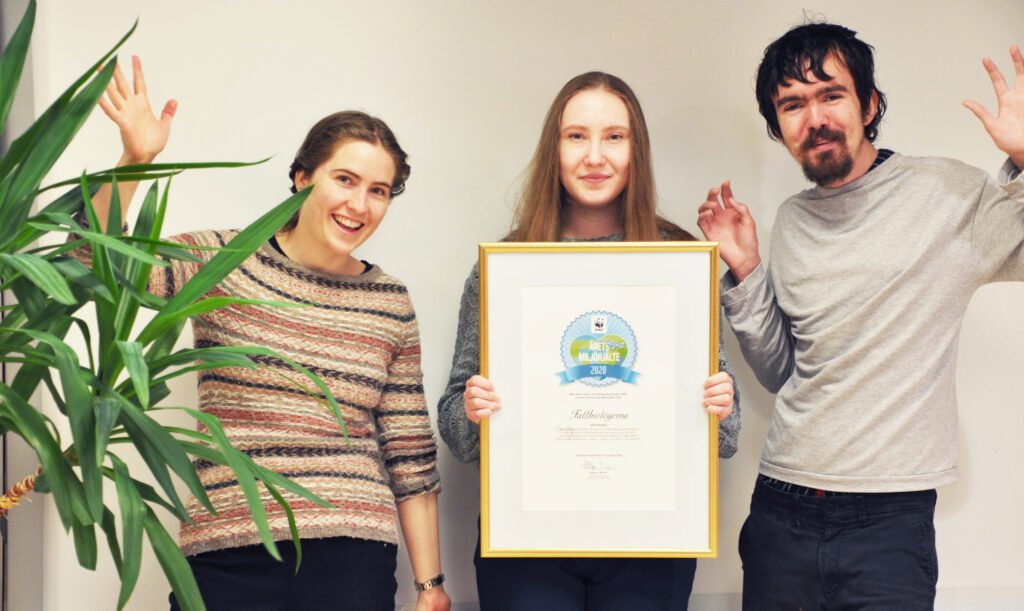 Ordföranden Tove Lönneborg, Lovisa Roos och Leo Rudberg håller upp priset Årets Unga miljöhjälte