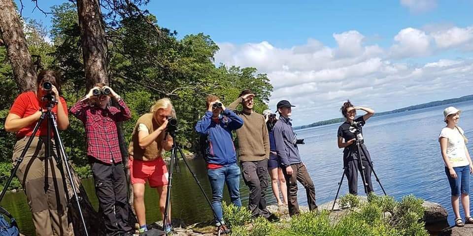 Fältbiologer skådar fågel